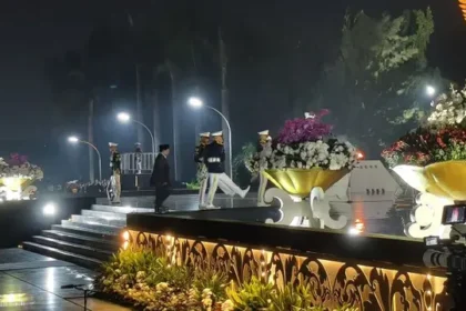 Tengah Malam, Prabowo Pimpin Renungan Suci di TMP Kalibata
