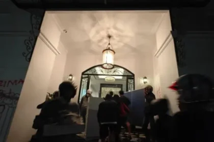 Melihat Ketika Massa Menjarah Membawa Barang dari Rumah Eko Patrio
