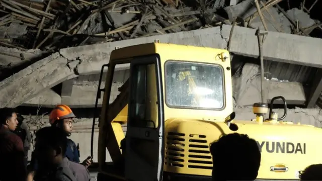 Salam Mujib mengungkapkan bahwa ambruknya bangunan diduga akibat penopang pengecoran yang tidak kuat menahan beban.