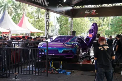 Ratusan peserta dari berbagai daerah tampil all-out memamerkan mobil terbaik mereka dalam ajang modifikasi BlackAuto Battle 2025 seri kedua di Surabaya, Jawa Timur.